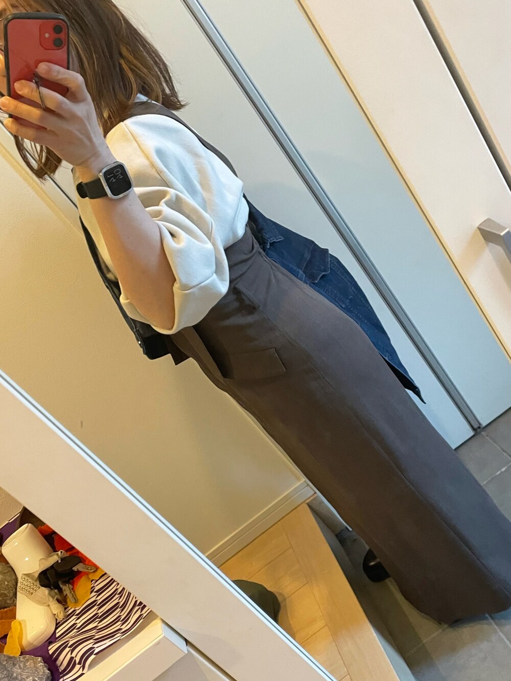 ブルー系のデニムジャケット、ベージュ系のスカートを着用したレディースの春コーディネートの2枚目の写真