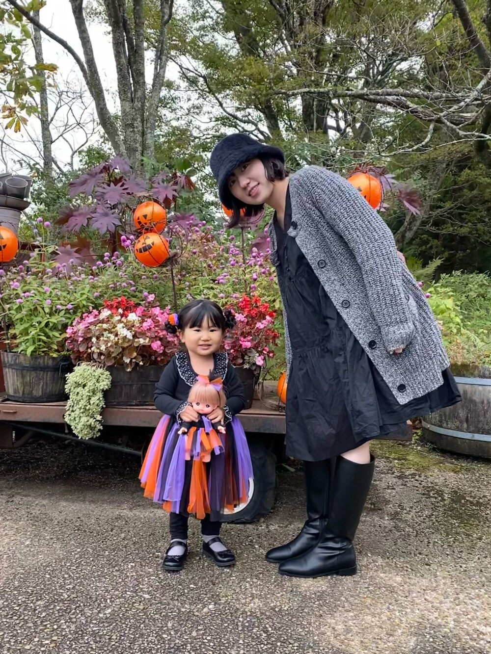 「ハロウィン、ハロウィンコーデ、ブラック、ブラックコーデ、ロングブーツ、ブーツ、帽子、ハット、ママコーデ、ママファッション、秋服、秋服コーデ、プチプラコーデ、モノトーン、黒」｜「DEOSUNNYのアイテム（帽子、ブラック系）」を使った、AYUMIさん（レディース・157cm）の秋コーディネートの3枚目の写真