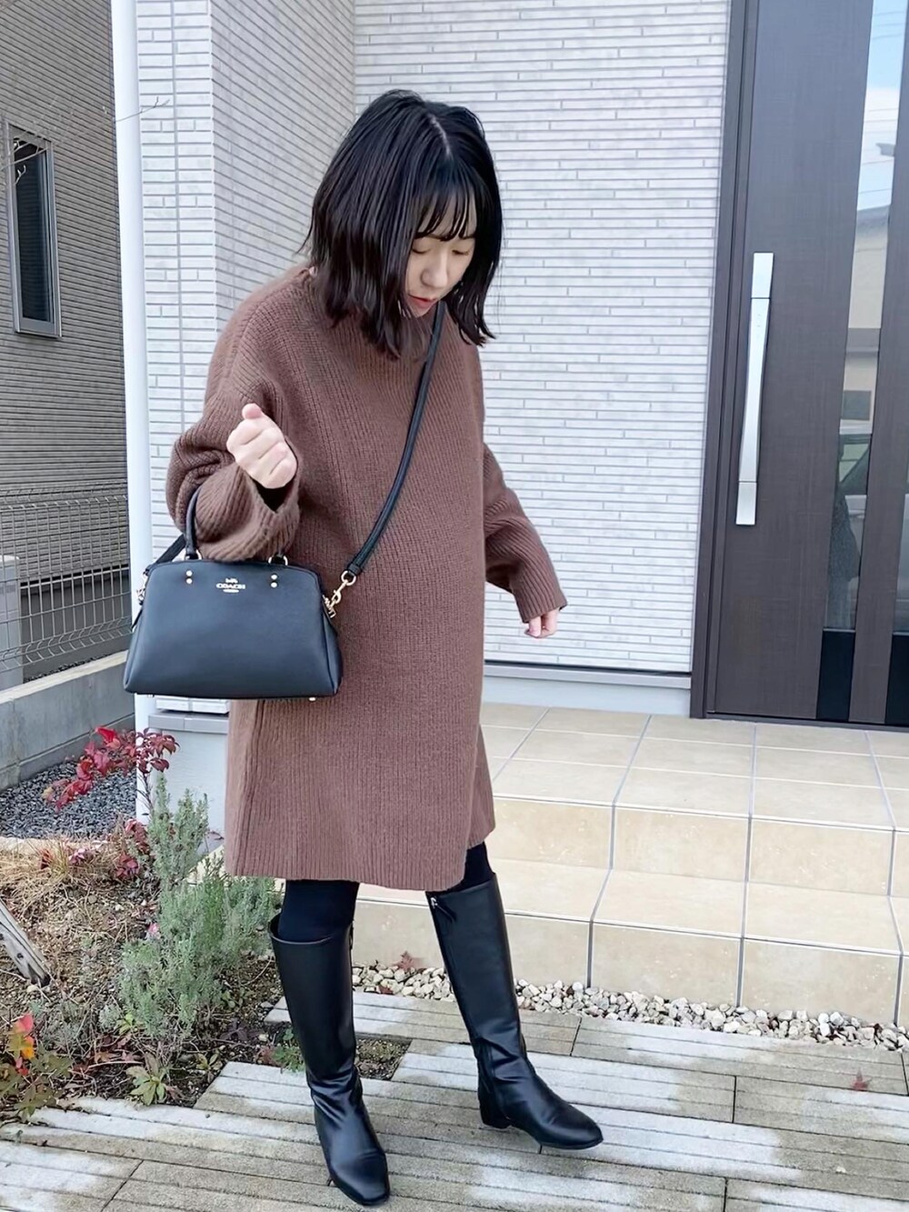 「妊婦コーデ、女の子ママ、臨月、ロングブーツ、ニットワンピース、ブラウン、ブーツ、冬コーデ、大人カジュアル、シンプルスタイル、カジュアルコーデ、大人可愛い、お出かけコーデ、オトナ女子、秋冬コーデ」｜「COACHのアイテム（ショルダーバッグ、ブラック系）」を使った、AYUMIさん（レディース・157cm）の冬コーディネートの3枚目の写真
