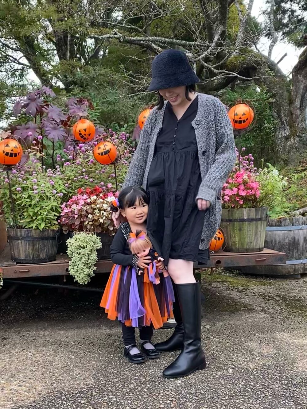 「ハロウィン、ハロウィンコーデ、ブラック、ブラックコーデ、ロングブーツ、ブーツ、帽子、ハット、ママコーデ、ママファッション、秋服、秋服コーデ、プチプラコーデ、モノトーン、黒」｜「DEOSUNNYのアイテム（帽子、ブラック系）」を使った、AYUMIさん（レディース・157cm）の秋コーディネートの2枚目の写真