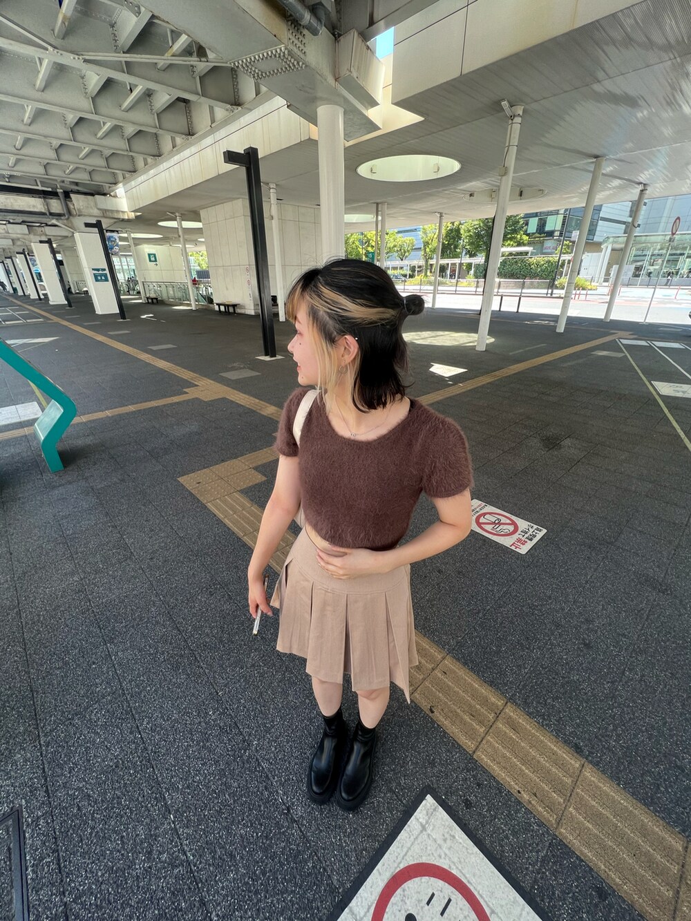 ブラウン系のトップス、ベージュ系のスカート、ベージュ系のバッグを着用したレディースの春コーディネートの2枚目の写真