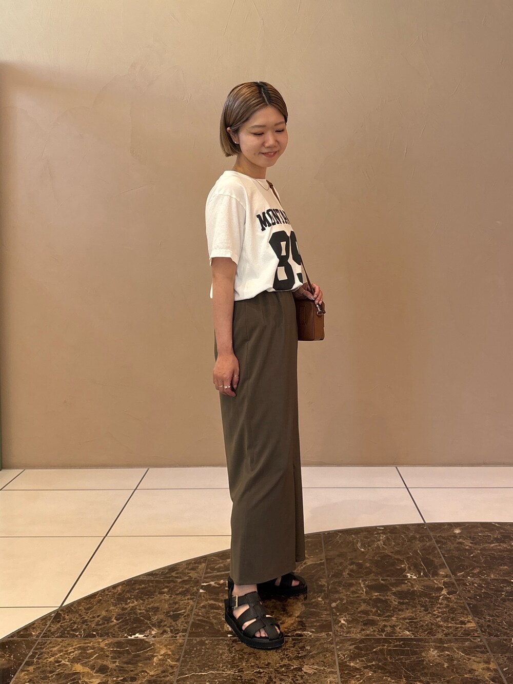 「サンダル、休日スタイル、お出かけコーデ、低身長コーデ、Tシャツ、ロゴT、グルカサンダル、大人カジュアル」｜「Whim GazetteのナンバリングTシャツ（Tシャツ/カットソー、ホワイト系）」を使った、dnmomokoさん（レディース・154cm）の春コーディネートの3枚目の写真