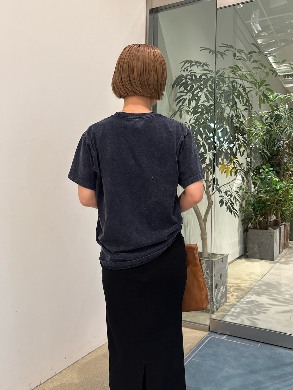 「大人カジュアル、きれいめカジュアル、サンダル、お出かけコーデ、低身長コーデ、楽チンコーデ、Tシャツ、ボストンバッグ、夏コーデ、ロゴT」｜「Whim GazetteのナンバリングTシャツ（Tシャツ/カットソー、ブルー系）」を使った、dnmomokoさん（レディース・154cm）の春コーディネートの7枚目の写真