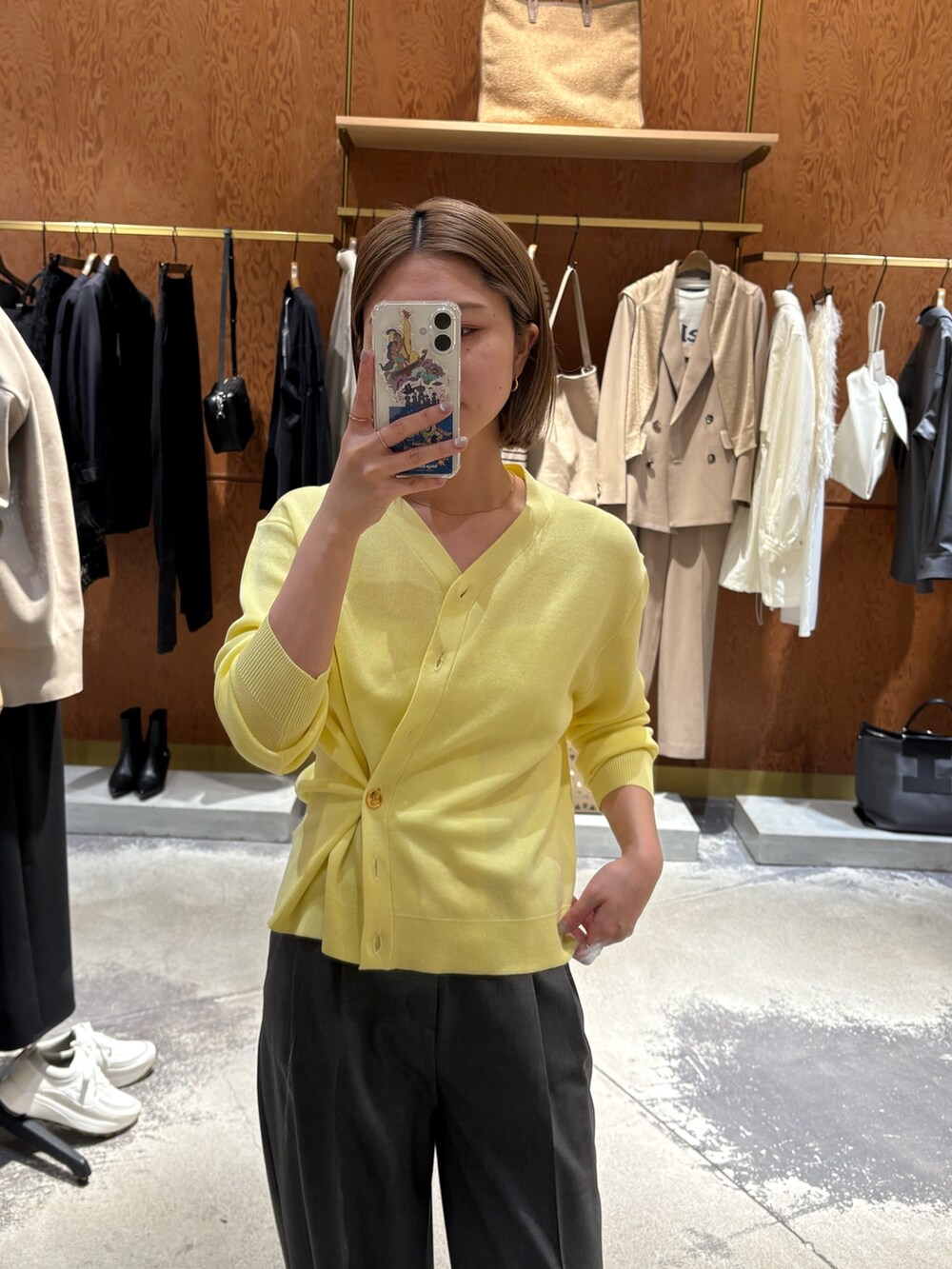 「大人カジュアル、お出かけコーデ、春カラー、春コーデ、ワイドパンツ、パンツコーデ、大人女子、低身長コーデ、骨格ストレート」｜「Drawing Numbersの【Drawing Numbers】センタープレスワイドパンツ（スラックス、グレー系）」を使った、dnmomokoさん（レディース・154cm）の春コーディネートの8枚目の写真