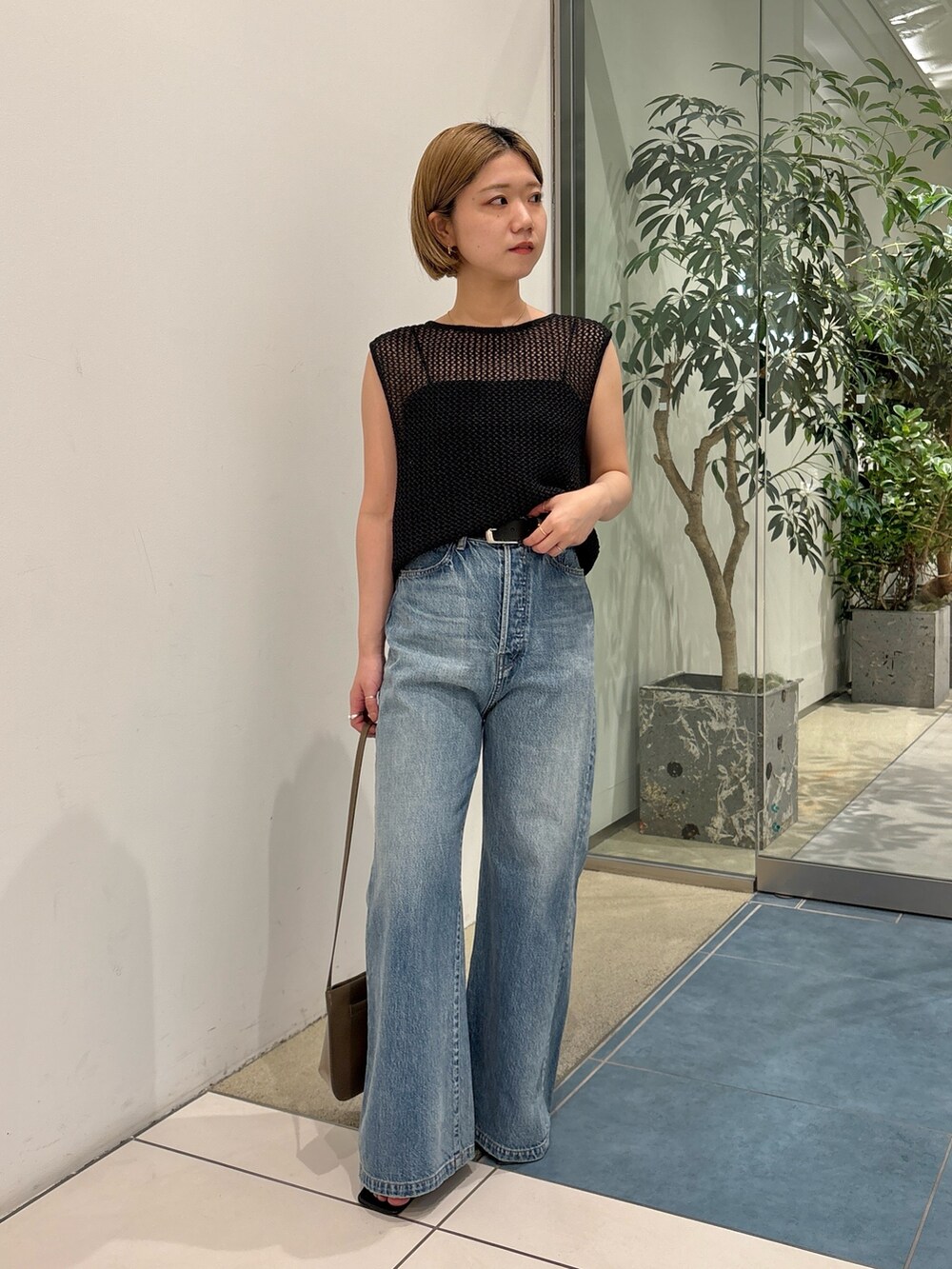 「春コーデ、パンツスタイル、春、休日スタイル、シンプルコーデ、きれいめカジュアル、デニム、大人カジュアル、大人女子」｜「Whim Gazetteのワイドフレアデニムパンツ（デニムパンツ、ブルー系）」を使った、dnmomokoさん（骨格ストレート・レディース・154cm）の春コーディネートの3枚目の写真