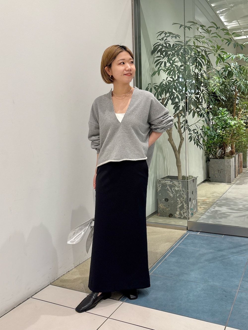 「春コーデ、春、休日スタイル、シンプルコーデ、スウェット、チョーカー、アクセサリー、大人カジュアル、大人女子」｜「Whim Gazetteの【Hoaw.】ボウバッグ（トートバッグ、シルバー系）」を使った、dnmomokoさん（骨格ストレート・レディース・154cm）の春コーディネートの3枚目の写真