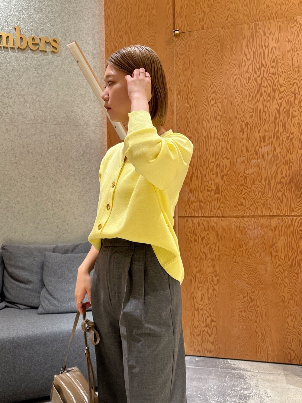 「大人カジュアル、お出かけコーデ、春カラー、春コーデ、ワイドパンツ、パンツコーデ、大人女子、低身長コーデ、骨格ストレート」｜「Drawing Numbersの【Drawing Numbers】センタープレスワイドパンツ（スラックス、グレー系）」を使った、dnmomokoさん（レディース・154cm）の春コーディネートの6枚目の写真