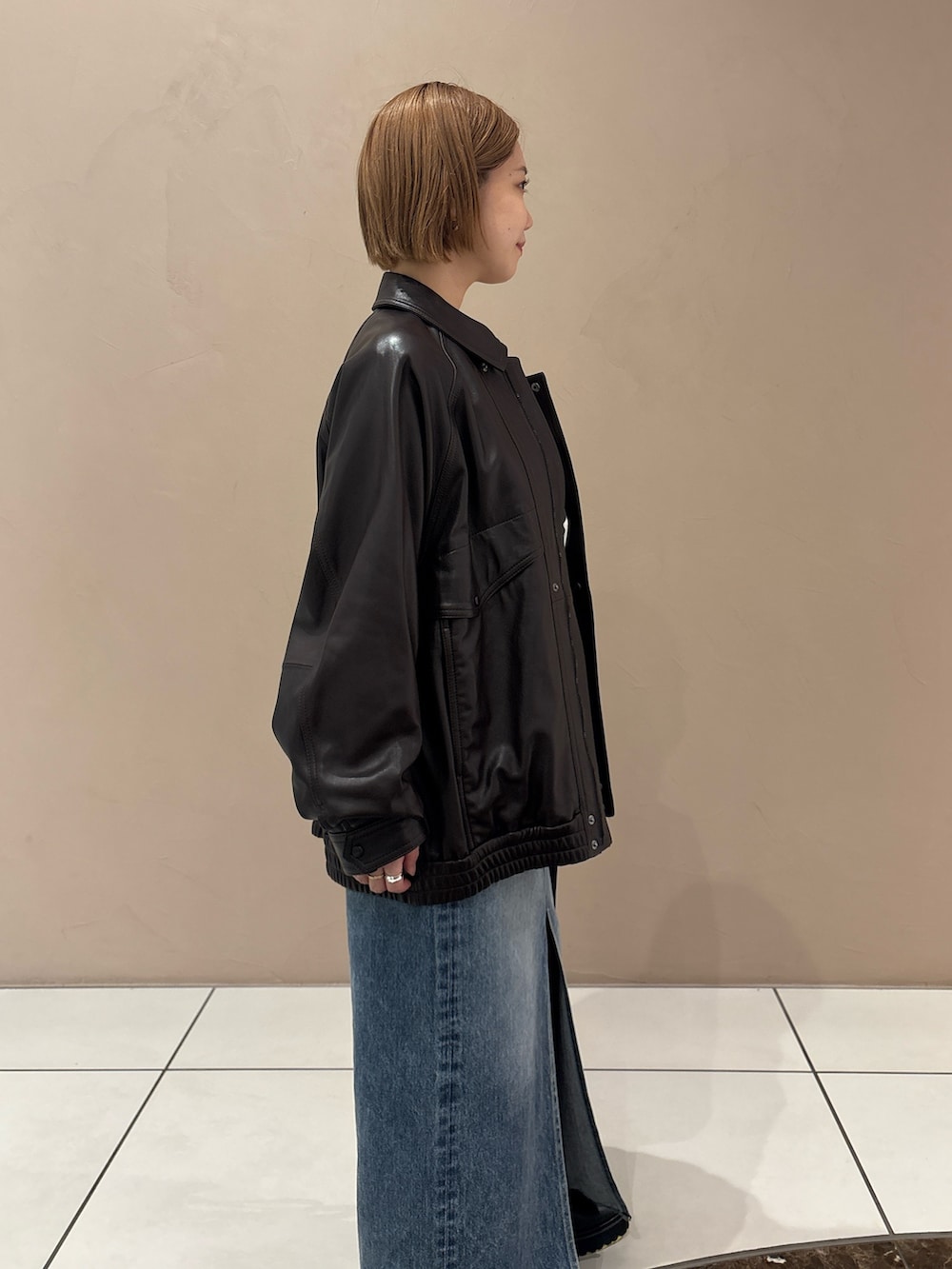 「レザー、ブラウン、休日スタイル、お出かけコーデ、ロングスカート、秋カラー、秋服、ジャケットスタイル、低身長、デニム、デニムスカート、ロゴT、ブルゾン、ブーツ」｜「Whim Gazetteのデニムスリットスカート（デニムスカート、ブルー系）」を使った、dnmomokoさん（レディース・154cm）の夏コーディネートの8枚目の写真