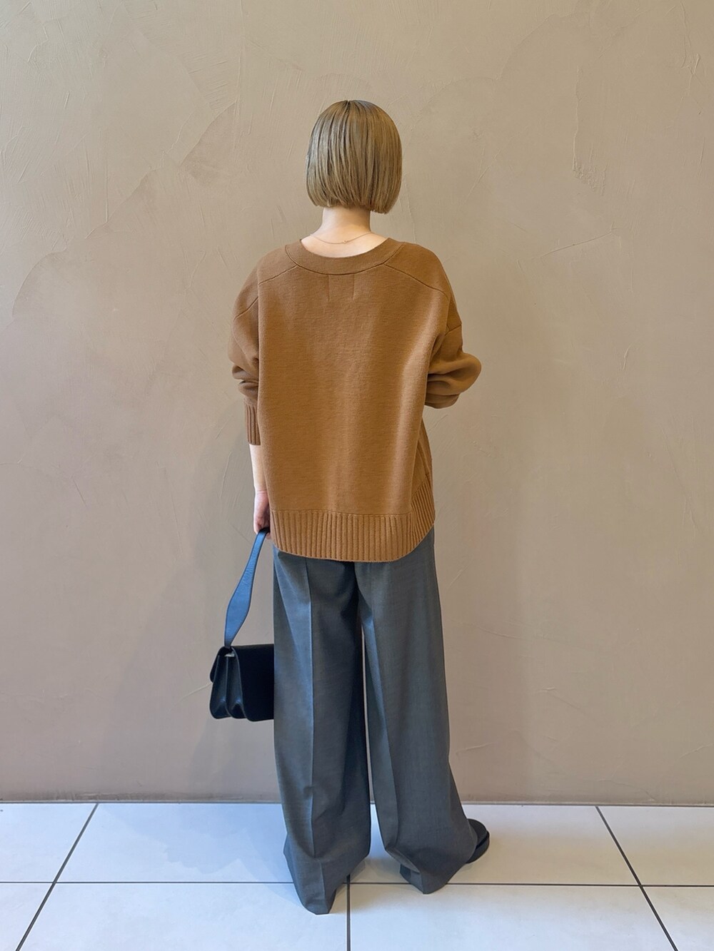 グレー系のスラックスを着用したレディースの秋コーディネートの5枚目の写真