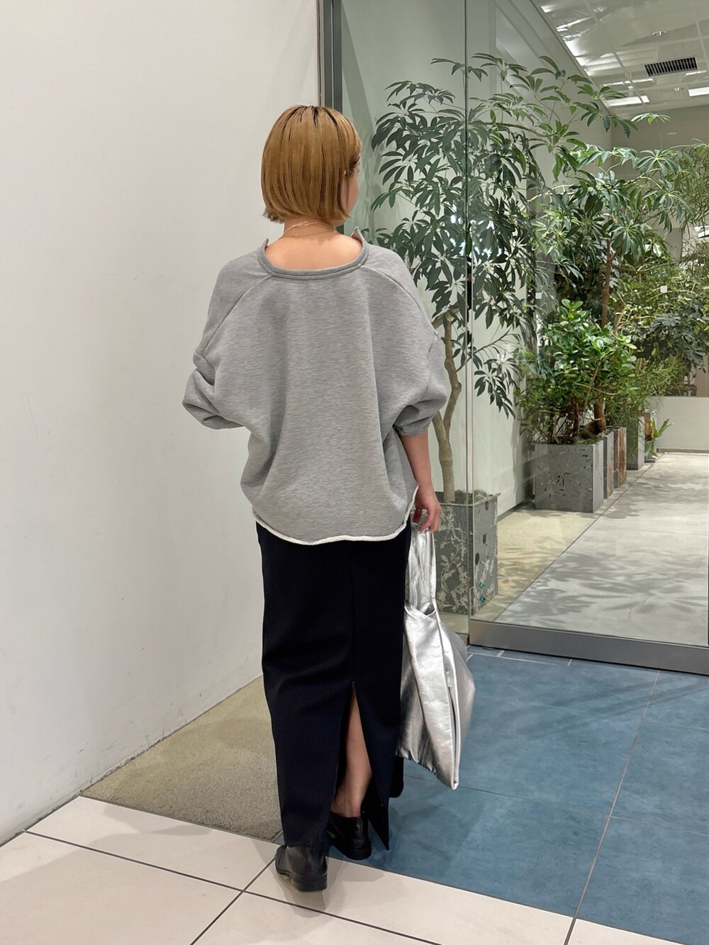 「春コーデ、春、休日スタイル、シンプルコーデ、スウェット、チョーカー、アクセサリー、大人カジュアル、大人女子」｜「Whim Gazetteの【Hoaw.】ボウバッグ（トートバッグ、シルバー系）」を使った、dnmomokoさん（骨格ストレート・レディース・154cm）の春コーディネートの5枚目の写真