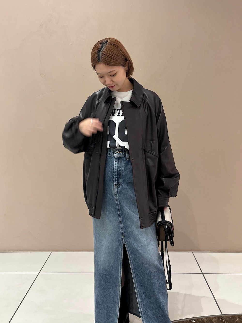 「レザー、ブラウン、休日スタイル、お出かけコーデ、ロングスカート、秋カラー、秋服、ジャケットスタイル、低身長、デニム、デニムスカート、ロゴT、ブルゾン、ブーツ」｜「Whim Gazetteのデニムスリットスカート（デニムスカート、ブルー系）」を使った、dnmomokoさん（レディース・154cm）の夏コーディネートの7枚目の写真