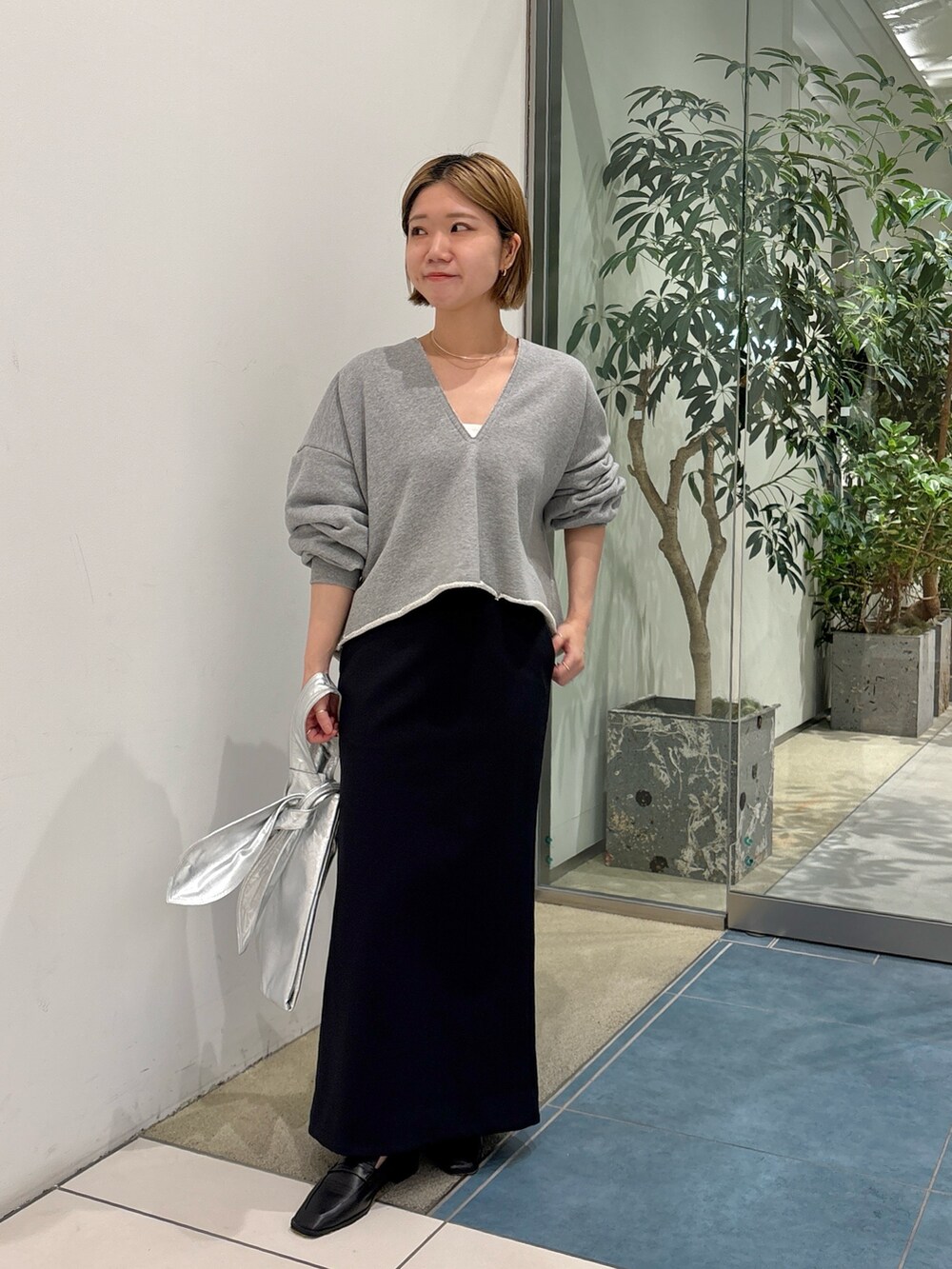 「春コーデ、春、休日スタイル、シンプルコーデ、スウェット、チョーカー、アクセサリー、大人カジュアル、大人女子」｜「Whim Gazetteの【Hoaw.】ボウバッグ（トートバッグ、シルバー系）」を使った、dnmomokoさん（骨格ストレート・レディース・154cm）の春コーディネートの6枚目の写真