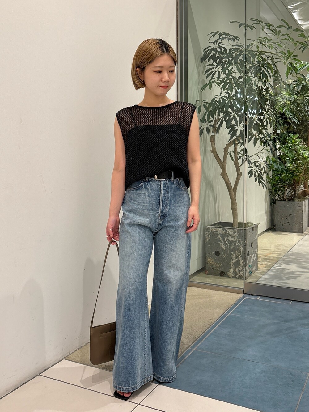 「春コーデ、パンツスタイル、春、休日スタイル、シンプルコーデ、きれいめカジュアル、デニム、大人カジュアル、大人女子」｜「Whim Gazetteのワイドフレアデニムパンツ（デニムパンツ、ブルー系）」を使った、dnmomokoさん（骨格ストレート・レディース・154cm）の春コーディネートの6枚目の写真