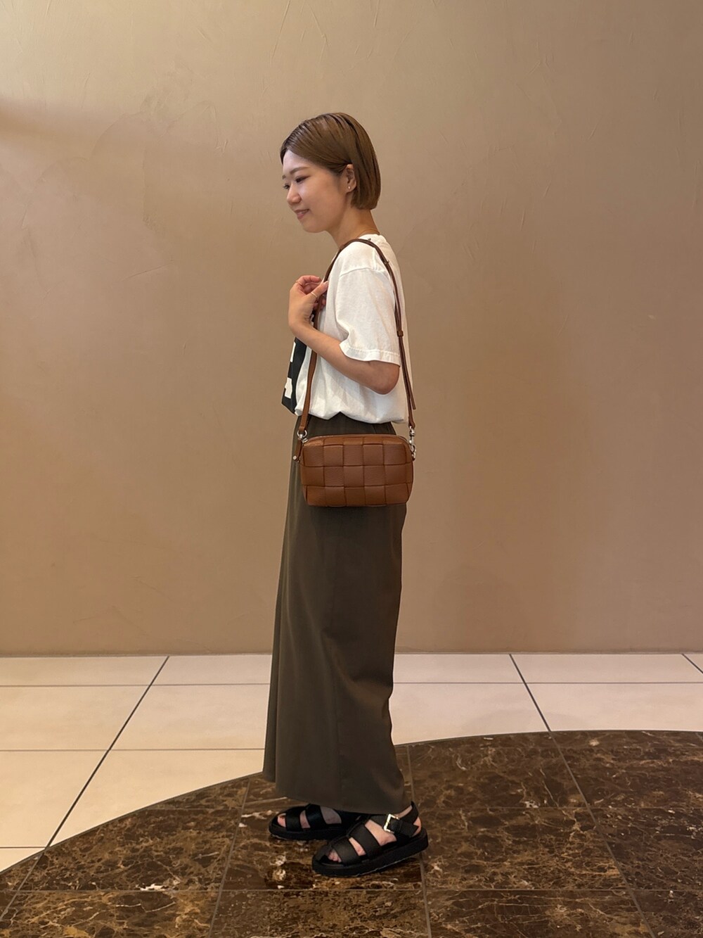 「サンダル、休日スタイル、お出かけコーデ、低身長コーデ、Tシャツ、ロゴT、グルカサンダル、大人カジュアル」｜「Whim GazetteのナンバリングTシャツ（Tシャツ/カットソー、ホワイト系）」を使った、dnmomokoさん（レディース・154cm）の春コーディネートの5枚目の写真