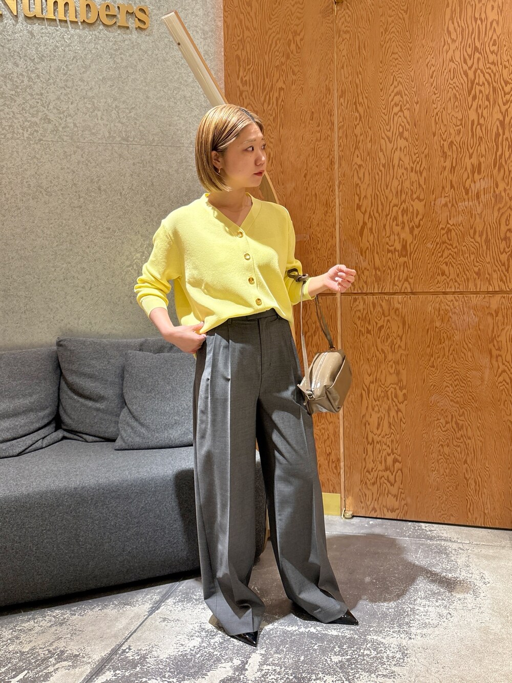 「大人カジュアル、お出かけコーデ、春カラー、春コーデ、ワイドパンツ、パンツコーデ、大人女子、低身長コーデ、骨格ストレート」｜「Drawing Numbersの【Drawing Numbers】センタープレスワイドパンツ（スラックス、グレー系）」を使った、dnmomokoさん（レディース・154cm）の春コーディネートの4枚目の写真