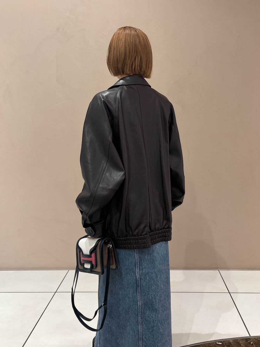 「レザー、ブラウン、休日スタイル、お出かけコーデ、ロングスカート、秋カラー、秋服、ジャケットスタイル、低身長、デニム、デニムスカート、ロゴT、ブルゾン、ブーツ」｜「Whim Gazetteのデニムスリットスカート（デニムスカート、ブルー系）」を使った、dnmomokoさん（レディース・154cm）の夏コーディネートの9枚目の写真