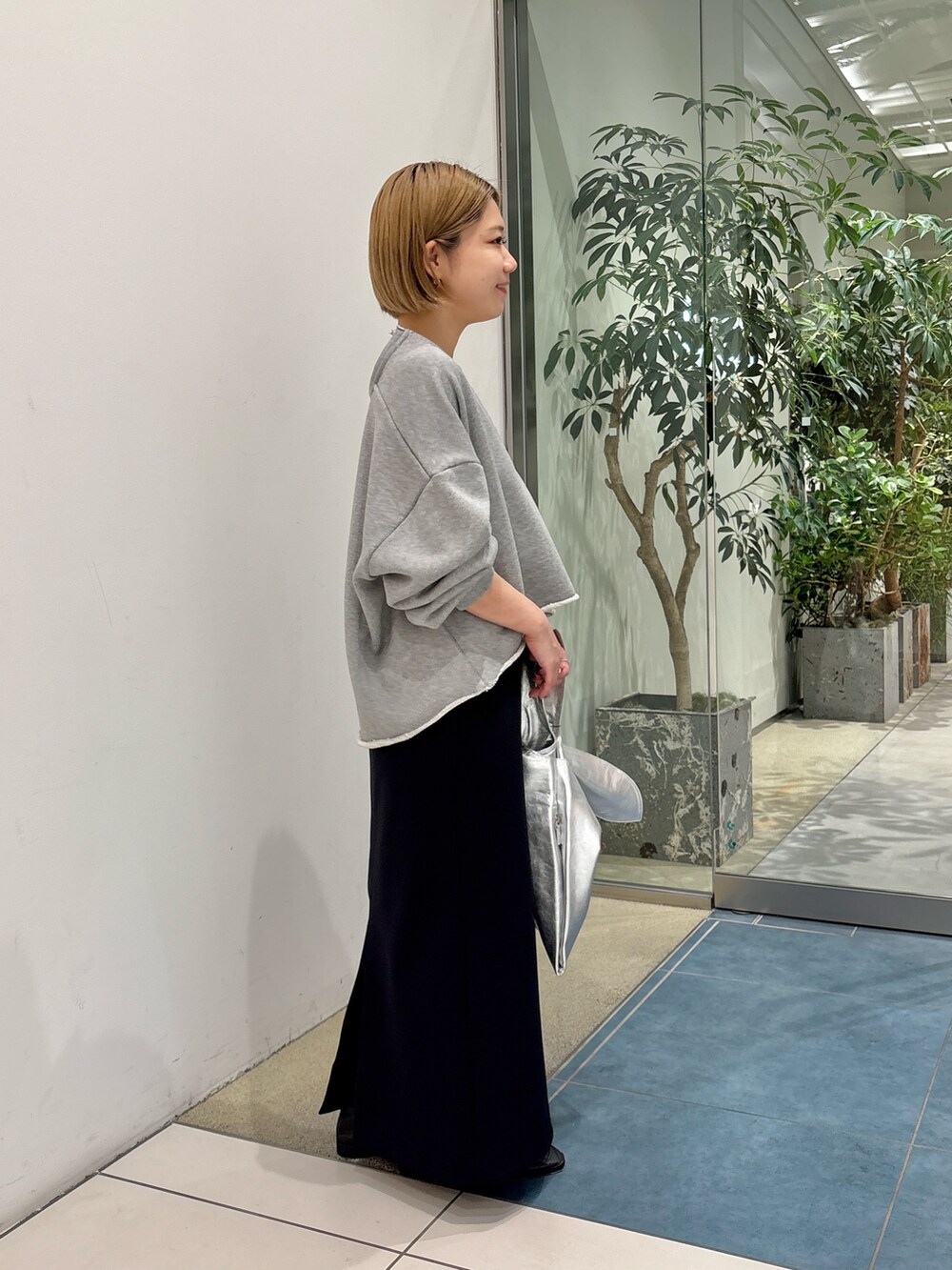 「春コーデ、春、休日スタイル、シンプルコーデ、スウェット、チョーカー、アクセサリー、大人カジュアル、大人女子」｜「Whim Gazetteの【Hoaw.】ボウバッグ（トートバッグ、シルバー系）」を使った、dnmomokoさん（骨格ストレート・レディース・154cm）の春コーディネートの4枚目の写真