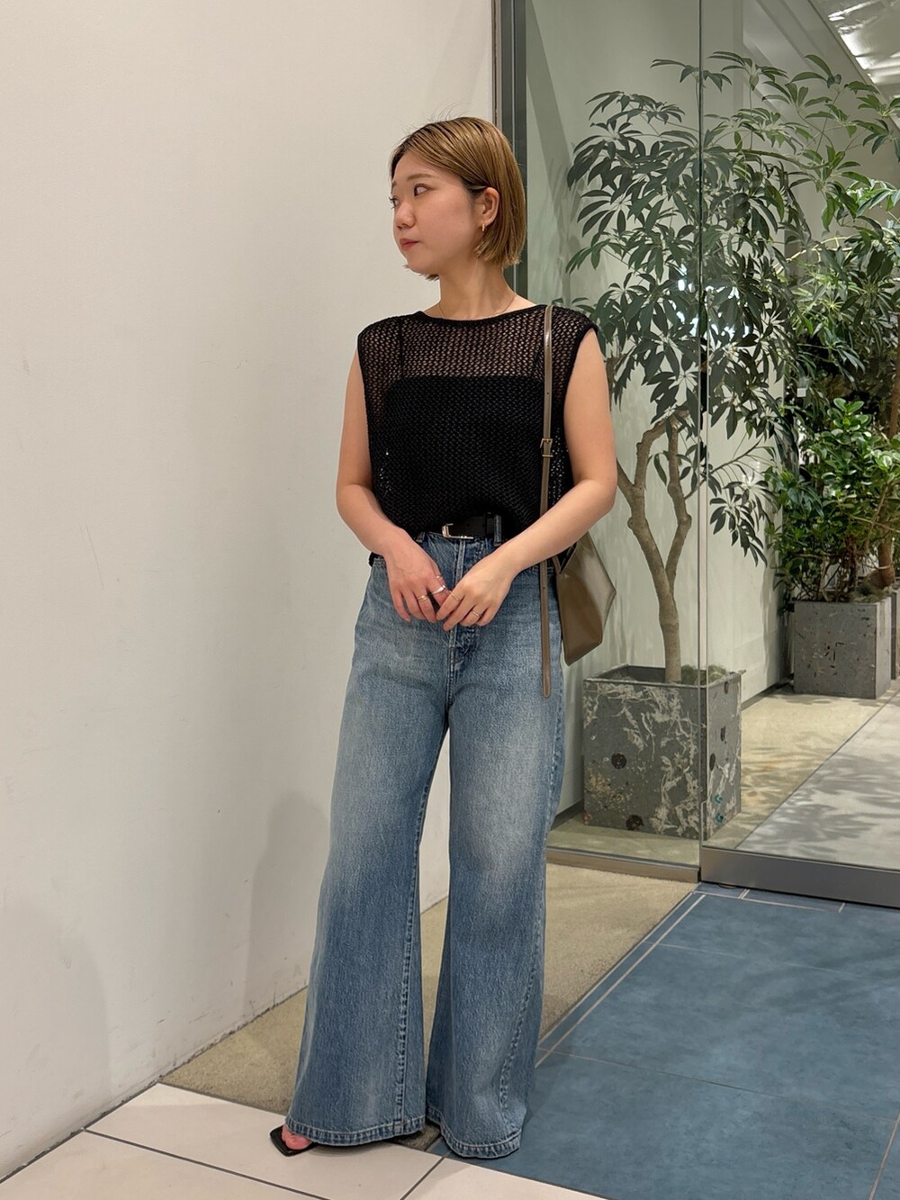 「春コーデ、パンツスタイル、春、休日スタイル、シンプルコーデ、きれいめカジュアル、デニム、大人カジュアル、大人女子」｜「Whim Gazetteのワイドフレアデニムパンツ（デニムパンツ、ブルー系）」を使った、dnmomokoさん（骨格ストレート・レディース・154cm）の春コーディネートの4枚目の写真