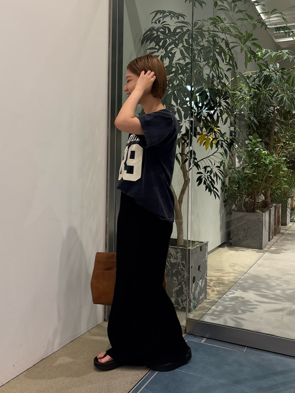 「大人カジュアル、きれいめカジュアル、サンダル、お出かけコーデ、低身長コーデ、楽チンコーデ、Tシャツ、ボストンバッグ、夏コーデ、ロゴT」｜「Whim GazetteのナンバリングTシャツ（Tシャツ/カットソー、ブルー系）」を使った、dnmomokoさん（レディース・154cm）の春コーディネートの4枚目の写真