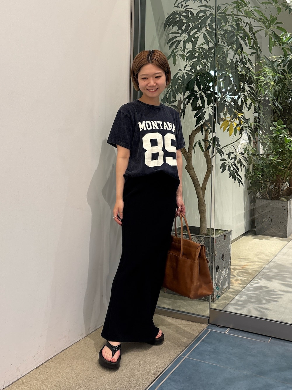 「大人カジュアル、きれいめカジュアル、サンダル、お出かけコーデ、低身長コーデ、楽チンコーデ、Tシャツ、ボストンバッグ、夏コーデ、ロゴT」｜「Whim GazetteのナンバリングTシャツ（Tシャツ/カットソー、ブルー系）」を使った、dnmomokoさん（レディース・154cm）の春コーディネートの2枚目の写真