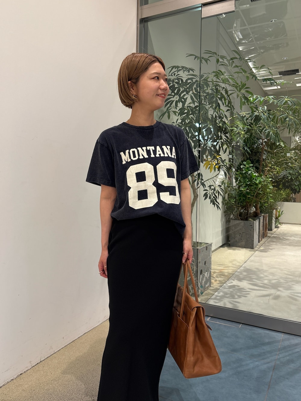 「大人カジュアル、きれいめカジュアル、サンダル、お出かけコーデ、低身長コーデ、楽チンコーデ、Tシャツ、ボストンバッグ、夏コーデ、ロゴT」｜「Whim GazetteのナンバリングTシャツ（Tシャツ/カットソー、ブルー系）」を使った、dnmomokoさん（レディース・154cm）の春コーディネートの6枚目の写真