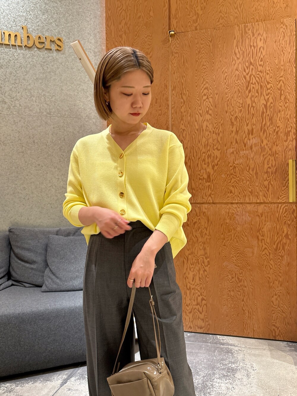 「大人カジュアル、お出かけコーデ、春カラー、春コーデ、ワイドパンツ、パンツコーデ、大人女子、低身長コーデ、骨格ストレート」｜「Drawing Numbersの【Drawing Numbers】センタープレスワイドパンツ（スラックス、グレー系）」を使った、dnmomokoさん（レディース・154cm）の春コーディネートの5枚目の写真