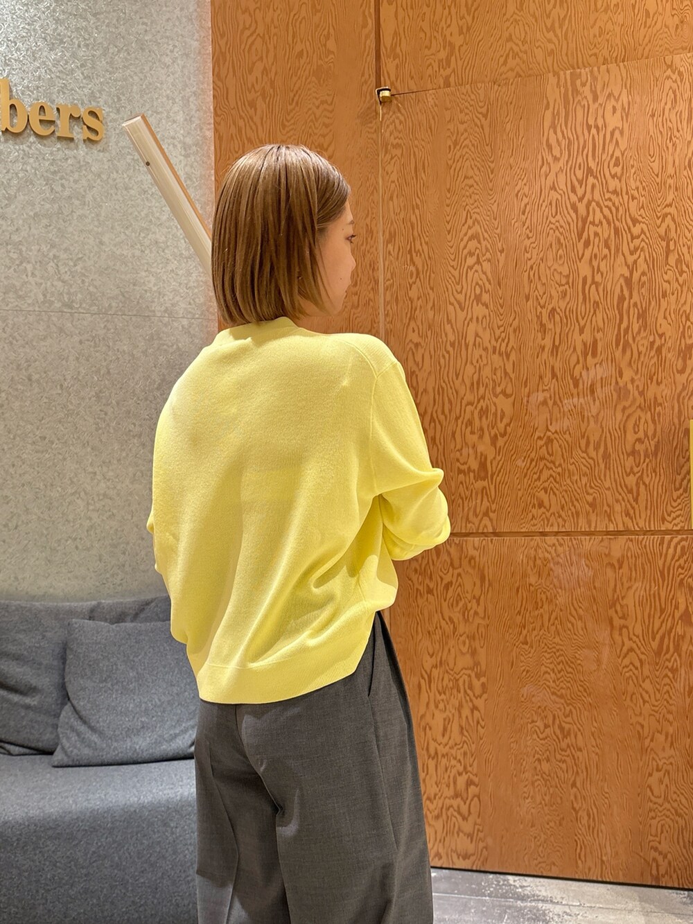 「大人カジュアル、お出かけコーデ、春カラー、春コーデ、ワイドパンツ、パンツコーデ、大人女子、低身長コーデ、骨格ストレート」｜「Drawing Numbersの【Drawing Numbers】センタープレスワイドパンツ（スラックス、グレー系）」を使った、dnmomokoさん（レディース・154cm）の春コーディネートの7枚目の写真
