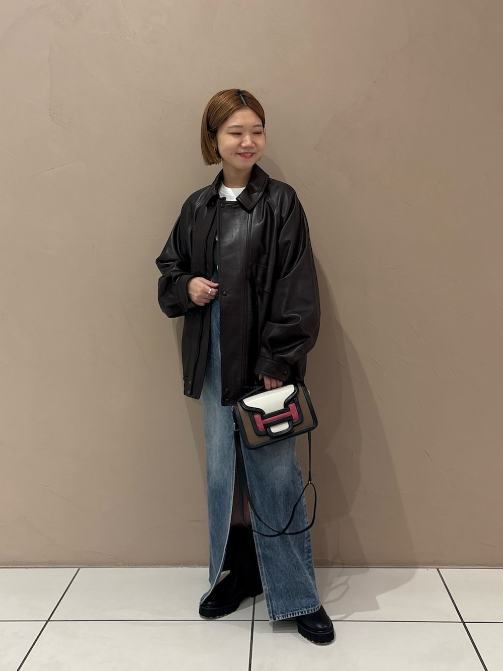 「レザー、ブラウン、休日スタイル、お出かけコーデ、ロングスカート、秋カラー、秋服、ジャケットスタイル、低身長、デニム、デニムスカート、ロゴT、ブルゾン、ブーツ」｜「Whim Gazetteのデニムスリットスカート（デニムスカート、ブルー系）」を使った、dnmomokoさん（レディース・154cm）の夏コーディネートの6枚目の写真