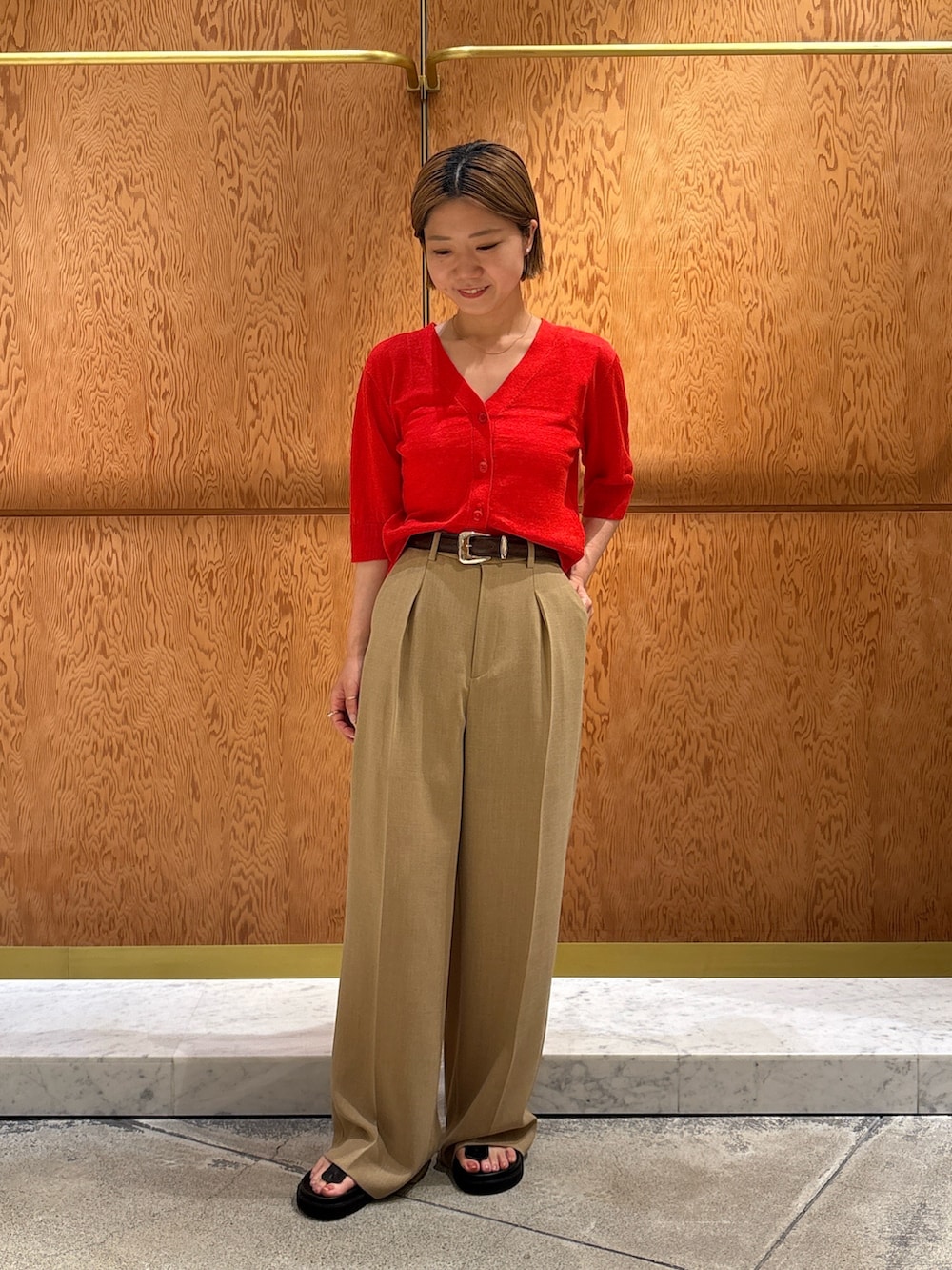 「ワイドパンツ、シアートップス、お出かけコーデ、低身長コーデ、夏コーデ、カーディガン、大人カジュアル」｜「Drawing Numbersの【Drawing Numbers】リネンカーディガン（カーディガン/ボレロ、レッド系）」を使った、dnmomokoさん（レディース・154cm）の春コーディネートの2枚目の写真