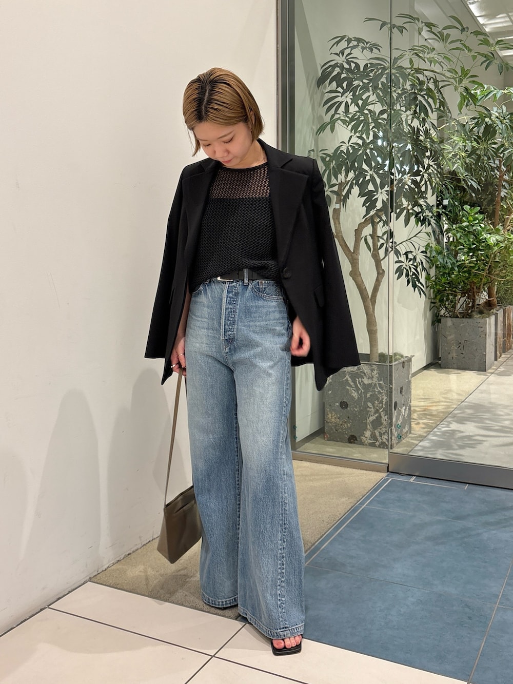「春コーデ、パンツスタイル、春、休日スタイル、シンプルコーデ、きれいめカジュアル、デニム、大人カジュアル、大人女子」｜「Whim Gazetteのワイドフレアデニムパンツ（デニムパンツ、ブルー系）」を使った、dnmomokoさん（骨格ストレート・レディース・154cm）の春コーディネートの2枚目の写真