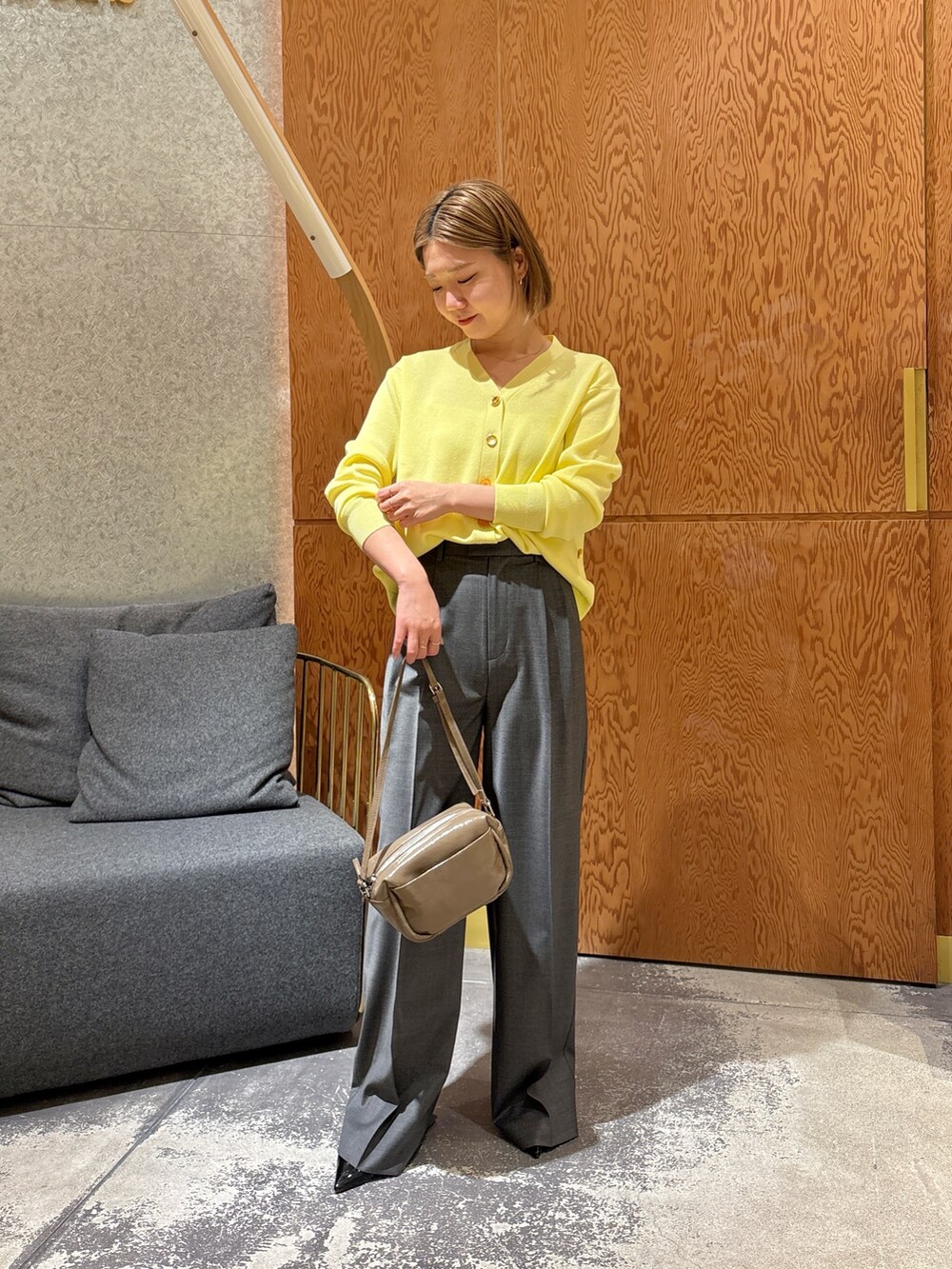 「大人カジュアル、お出かけコーデ、春カラー、春コーデ、ワイドパンツ、パンツコーデ、大人女子、低身長コーデ、骨格ストレート」｜「Drawing Numbersの【Drawing Numbers】センタープレスワイドパンツ（スラックス、グレー系）」を使った、dnmomokoさん（レディース・154cm）の春コーディネートの2枚目の写真