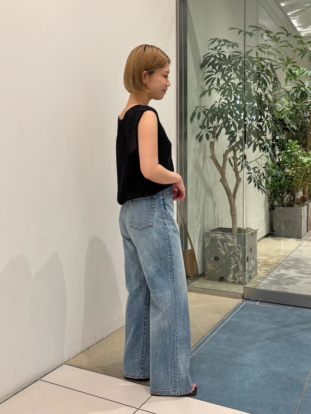 「春コーデ、パンツスタイル、春、休日スタイル、シンプルコーデ、きれいめカジュアル、デニム、大人カジュアル、大人女子」｜「Whim Gazetteのワイドフレアデニムパンツ（デニムパンツ、ブルー系）」を使った、dnmomokoさん（骨格ストレート・レディース・154cm）の春コーディネートの5枚目の写真