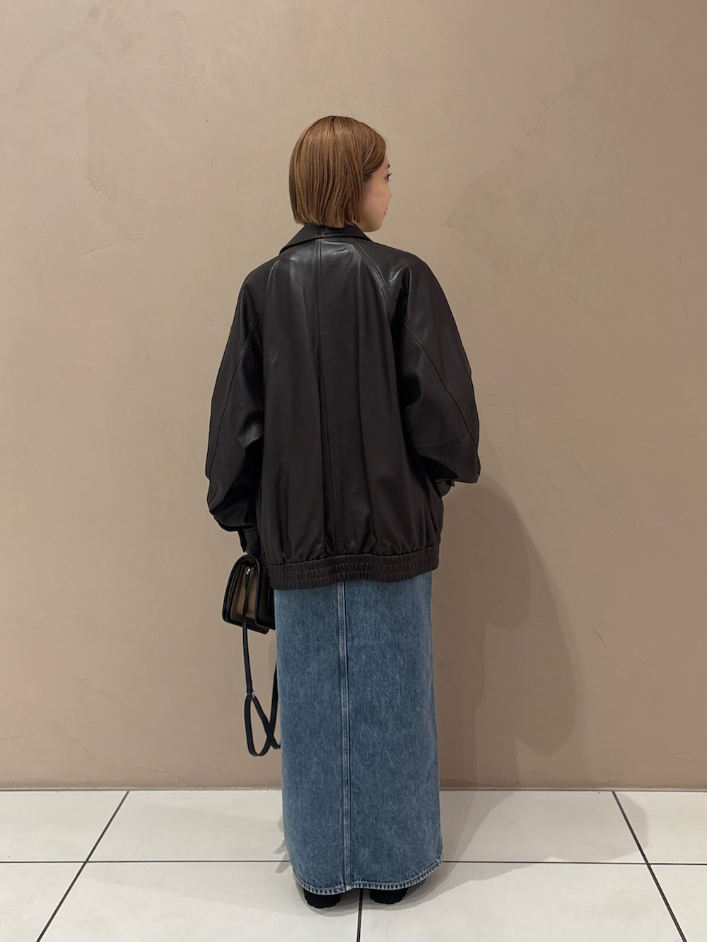 「レザー、ブラウン、休日スタイル、お出かけコーデ、ロングスカート、秋カラー、秋服、ジャケットスタイル、低身長、デニム、デニムスカート、ロゴT、ブルゾン、ブーツ」｜「Whim Gazetteのデニムスリットスカート（デニムスカート、ブルー系）」を使った、dnmomokoさん（レディース・154cm）の夏コーディネートの4枚目の写真