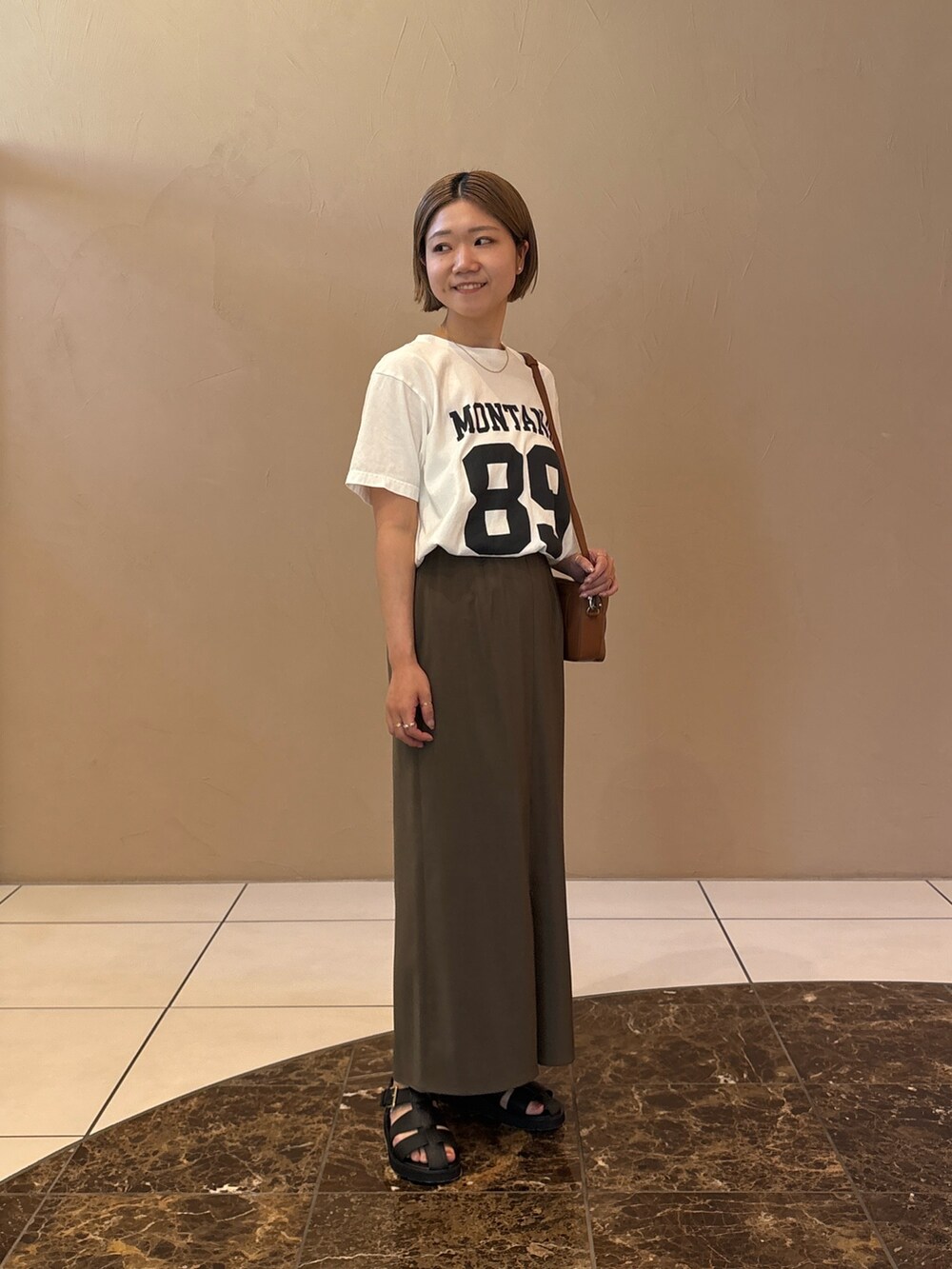 「サンダル、休日スタイル、お出かけコーデ、低身長コーデ、Tシャツ、ロゴT、グルカサンダル、大人カジュアル」｜「Whim GazetteのナンバリングTシャツ（Tシャツ/カットソー、ホワイト系）」を使った、dnmomokoさん（レディース・154cm）の春コーディネートの2枚目の写真