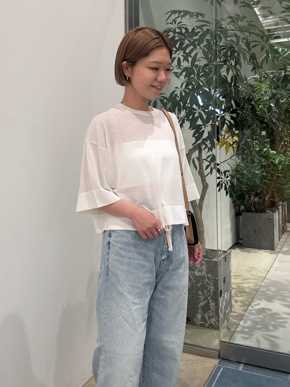 「大人カジュアル、休日スタイル、デニム、お出かけコーデ、低身長コーデ、楽チンコーデ、夏コーデ」｜「Whim Gazetteのドロストデニム（デニムパンツ、ブルー系）」を使った、dnmomokoさん（レディース・154cm）の春コーディネートの8枚目の写真