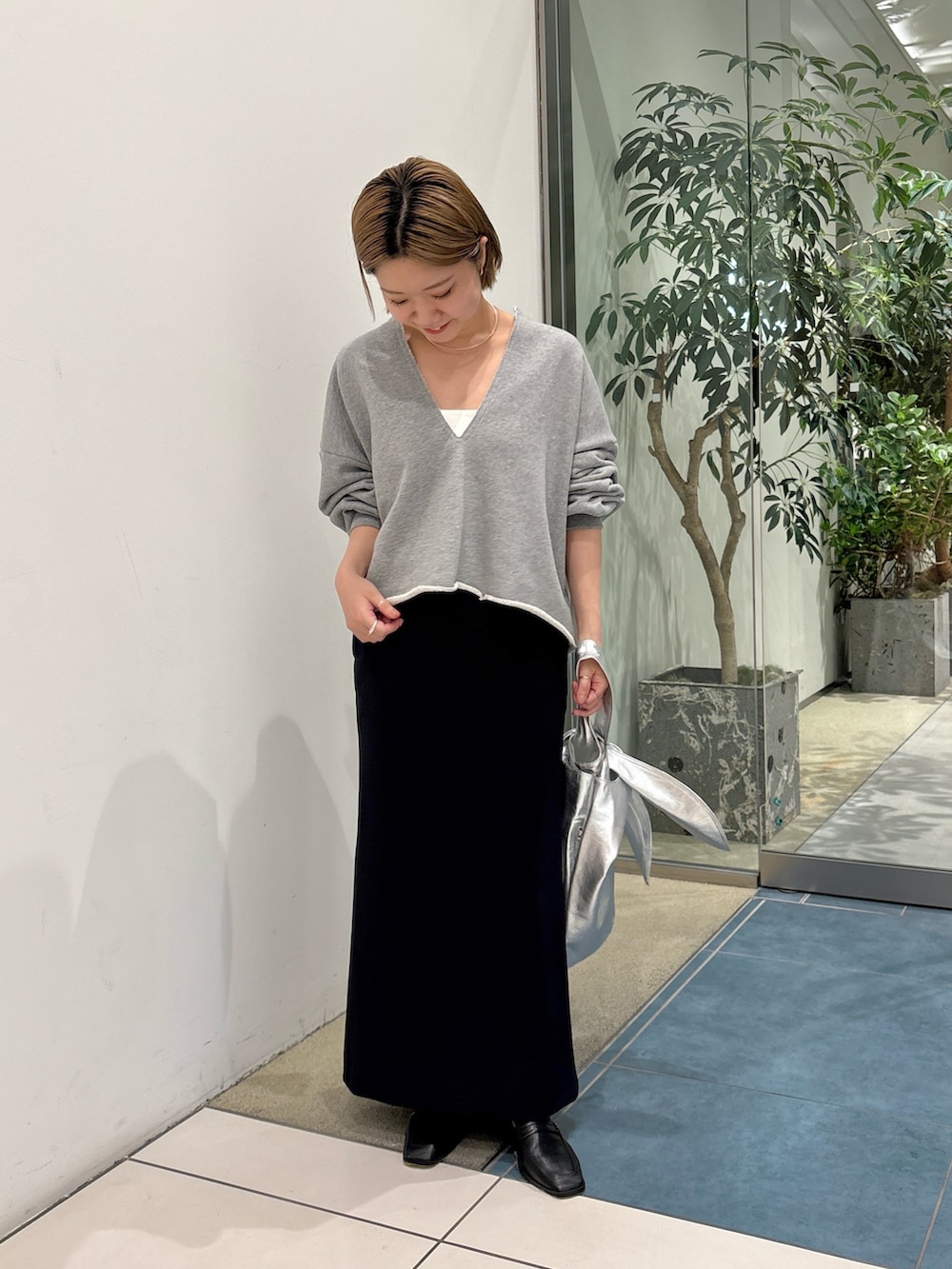 「春コーデ、春、休日スタイル、シンプルコーデ、スウェット、チョーカー、アクセサリー、大人カジュアル、大人女子」｜「Whim Gazetteの【Hoaw.】ボウバッグ（トートバッグ、シルバー系）」を使った、dnmomokoさん（骨格ストレート・レディース・154cm）の春コーディネートの2枚目の写真