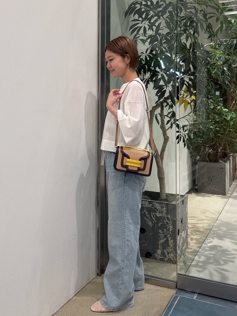 「大人カジュアル、休日スタイル、デニム、お出かけコーデ、低身長コーデ、楽チンコーデ、夏コーデ」｜「Whim Gazetteのドロストデニム（デニムパンツ、ブルー系）」を使った、dnmomokoさん（レディース・154cm）の春コーディネートの3枚目の写真