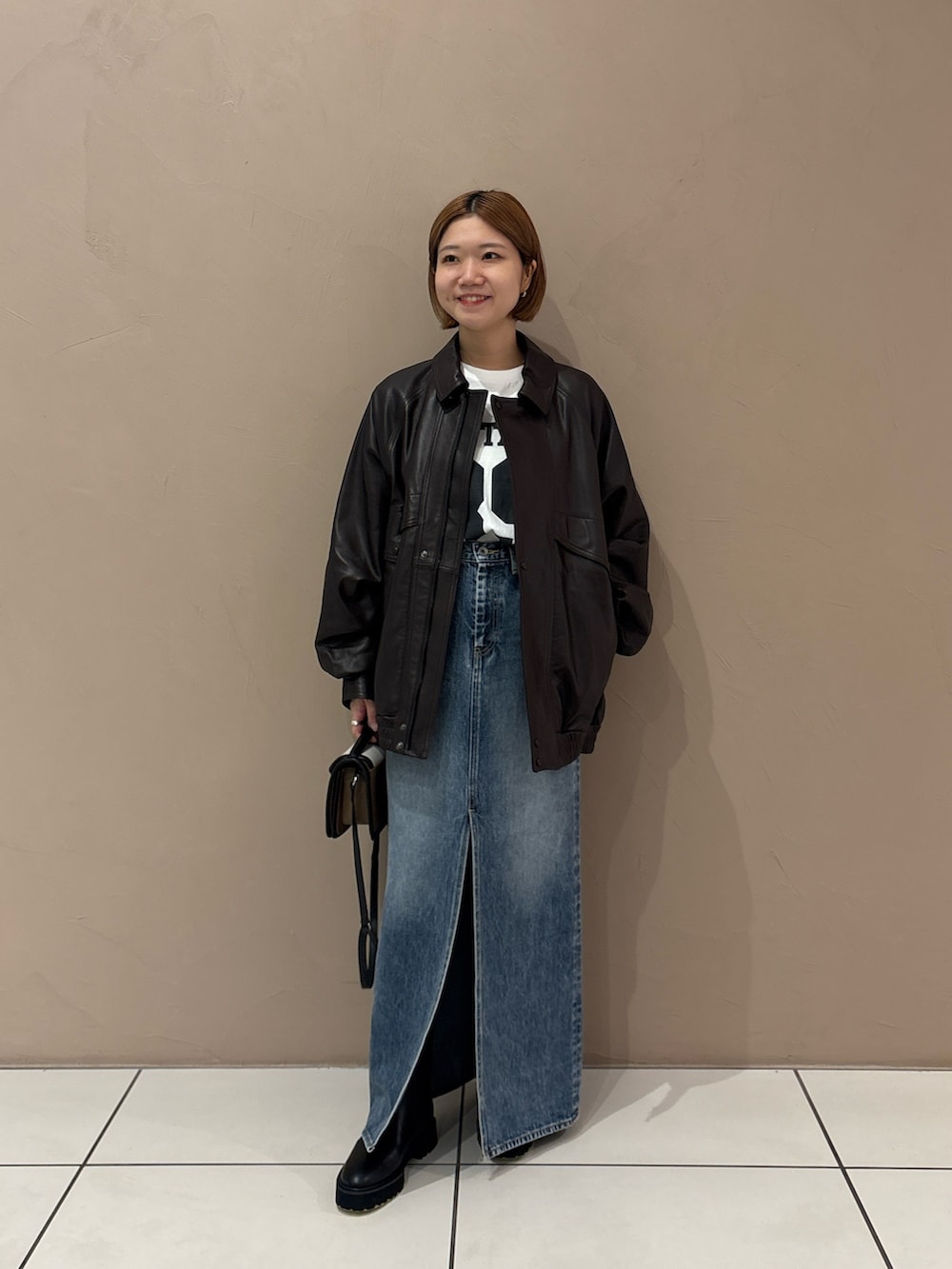 「レザー、ブラウン、休日スタイル、お出かけコーデ、ロングスカート、秋カラー、秋服、ジャケットスタイル、低身長、デニム、デニムスカート、ロゴT、ブルゾン、ブーツ」｜「Whim Gazetteのデニムスリットスカート（デニムスカート、ブルー系）」を使った、dnmomokoさん（レディース・154cm）の夏コーディネートの2枚目の写真