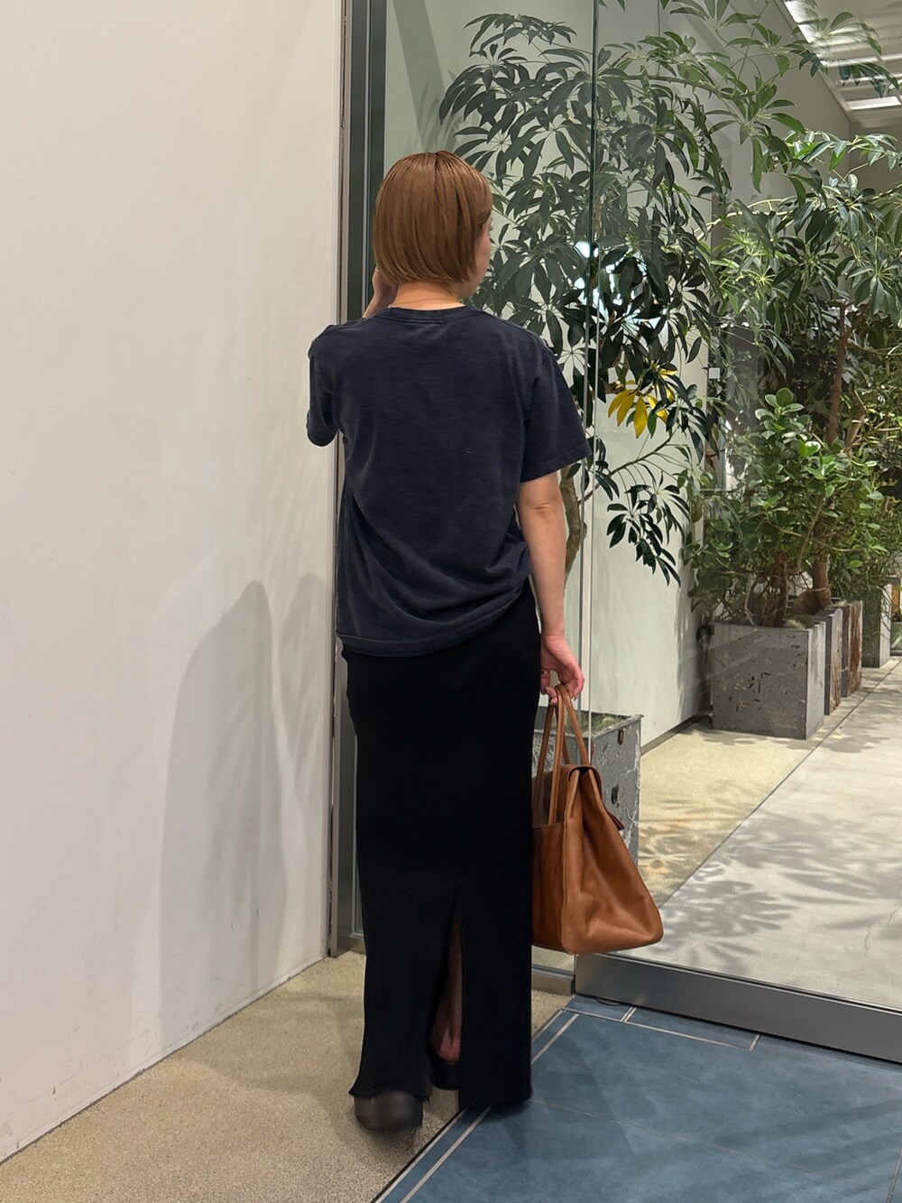 「大人カジュアル、きれいめカジュアル、サンダル、お出かけコーデ、低身長コーデ、楽チンコーデ、Tシャツ、ボストンバッグ、夏コーデ、ロゴT」｜「Whim GazetteのナンバリングTシャツ（Tシャツ/カットソー、ブルー系）」を使った、dnmomokoさん（レディース・154cm）の春コーディネートの5枚目の写真