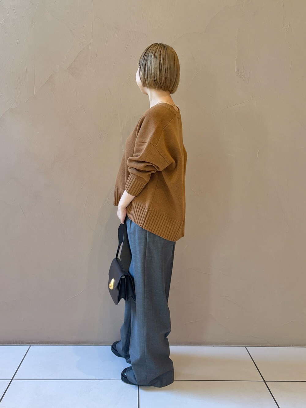 グレー系のスラックスを着用したレディースの秋コーディネートの4枚目の写真