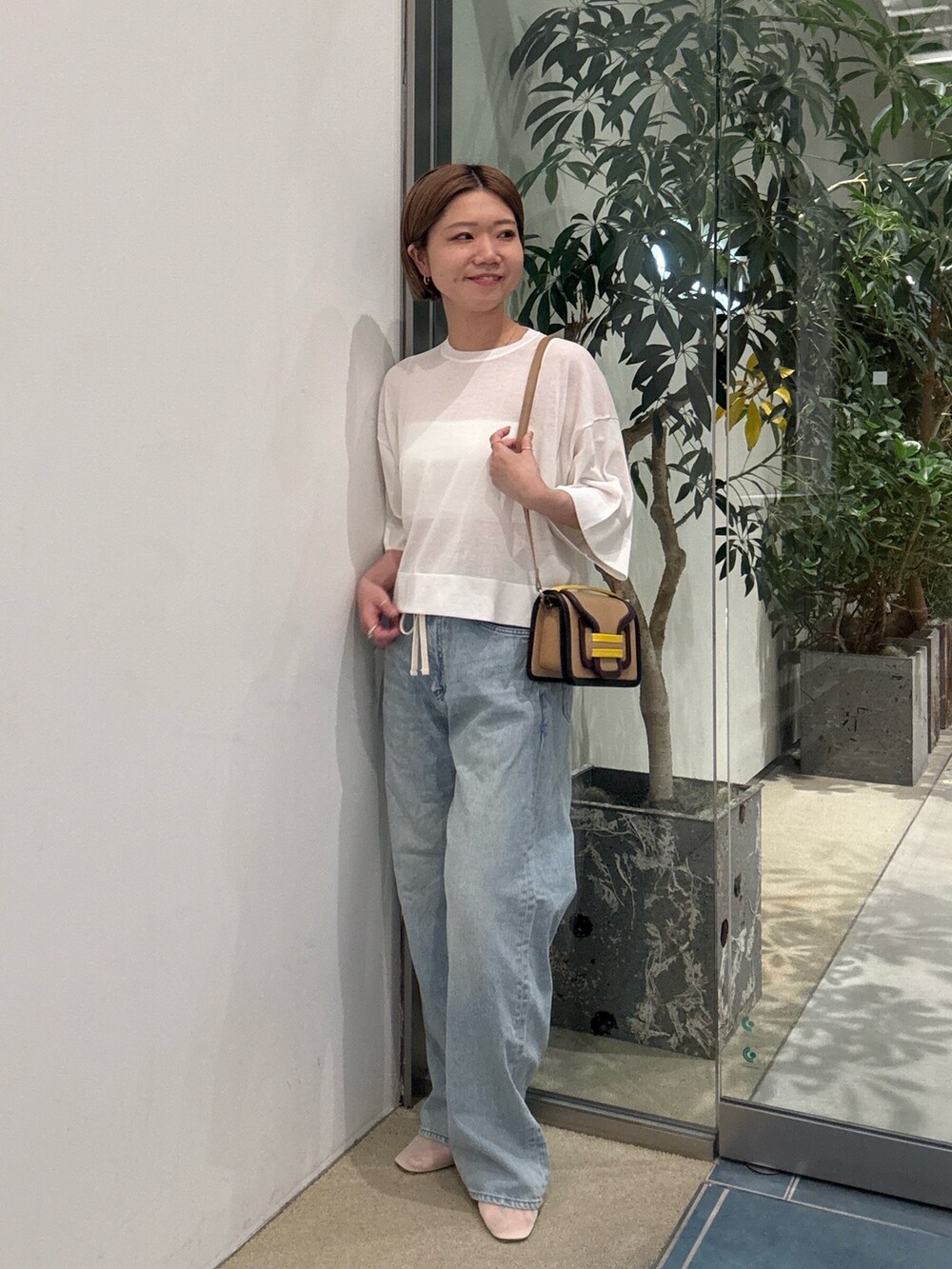「大人カジュアル、休日スタイル、デニム、お出かけコーデ、低身長コーデ、楽チンコーデ、夏コーデ」｜「Whim Gazetteのドロストデニム（デニムパンツ、ブルー系）」を使った、dnmomokoさん（レディース・154cm）の春コーディネートの2枚目の写真