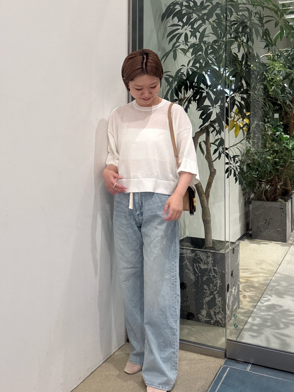 「大人カジュアル、休日スタイル、デニム、お出かけコーデ、低身長コーデ、楽チンコーデ、夏コーデ」｜「Whim Gazetteのドロストデニム（デニムパンツ、ブルー系）」を使った、dnmomokoさん（レディース・154cm）の春コーディネートの4枚目の写真