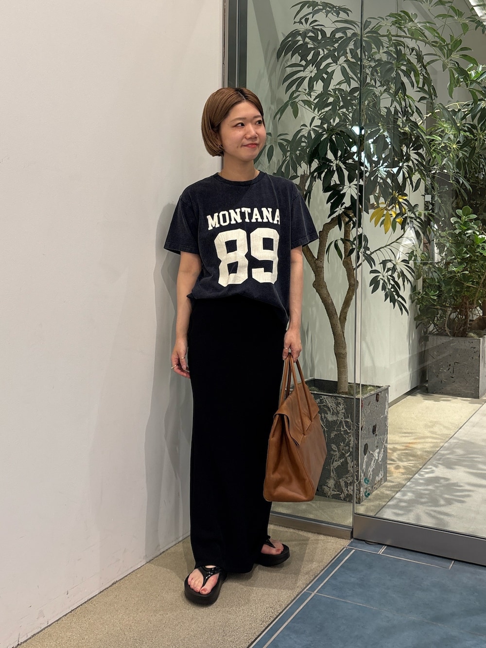 「大人カジュアル、きれいめカジュアル、サンダル、お出かけコーデ、低身長コーデ、楽チンコーデ、Tシャツ、ボストンバッグ、夏コーデ、ロゴT」｜「Whim GazetteのナンバリングTシャツ（Tシャツ/カットソー、ブルー系）」を使った、dnmomokoさん（レディース・154cm）の春コーディネートの3枚目の写真