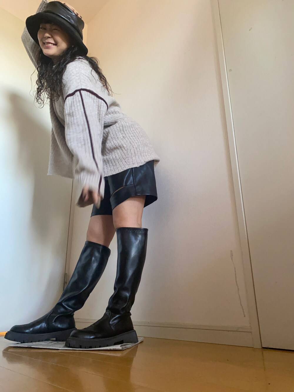 ベージュ系のニット/セーター、ブラック系のその他パンツ、ブラック系のブーツを着用したレディースの秋コーディネートの2枚目の写真