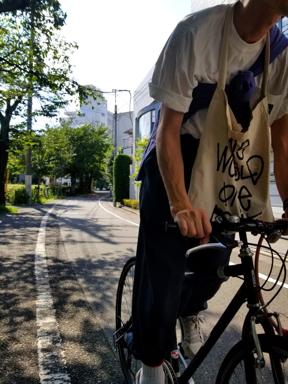 ホワイト系のTシャツ/カットソー、ブルー系のシャツ/ブラウス、ブルー系のスラックスを着用したメンズの夏コーディネートの2枚目の写真