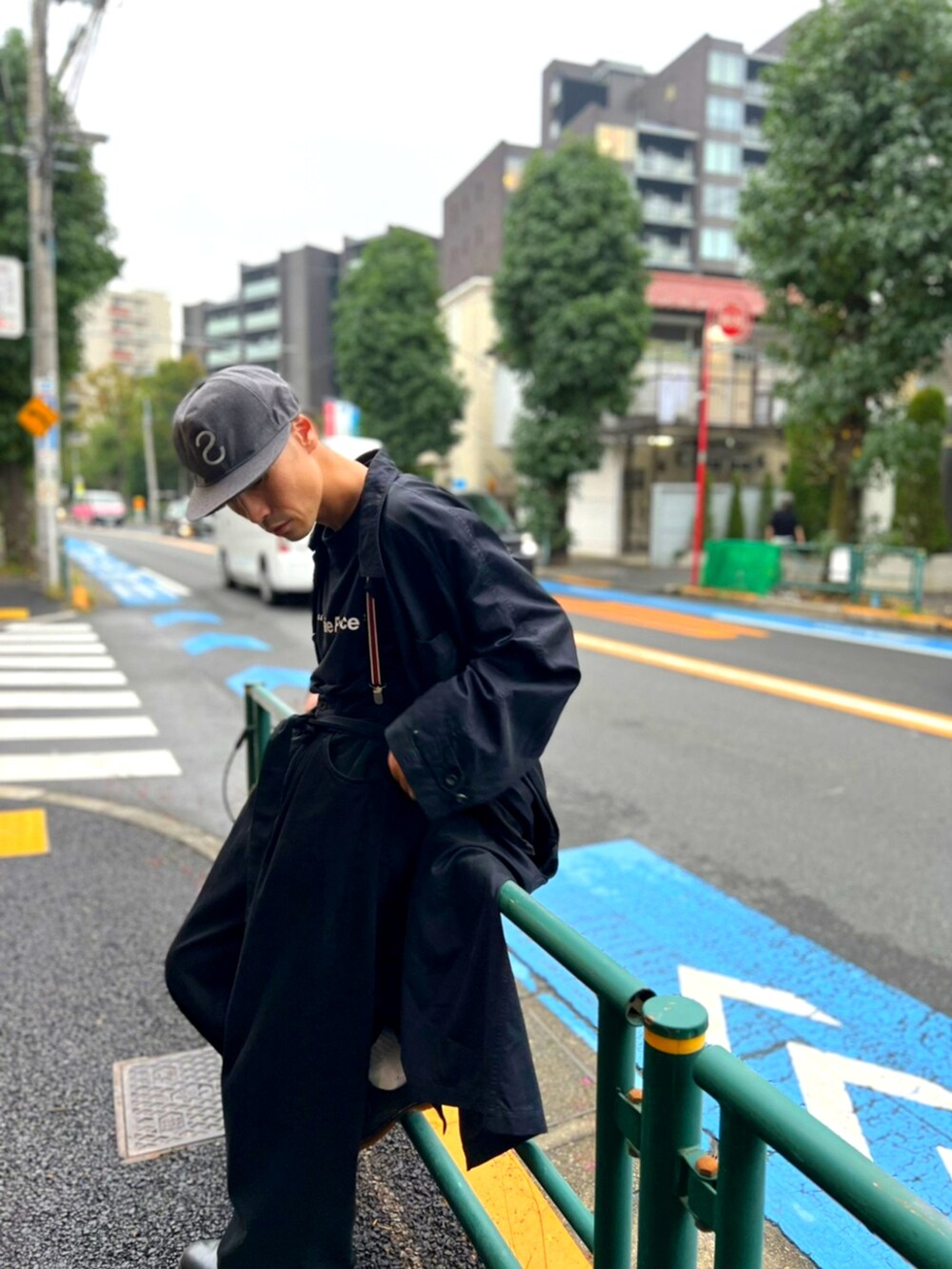 ブラック系のステンカラーコート、ブラック系のデニムパンツ、ブラック系のTシャツ/カットソーを着用したメンズの秋コーディネートの2枚目の写真