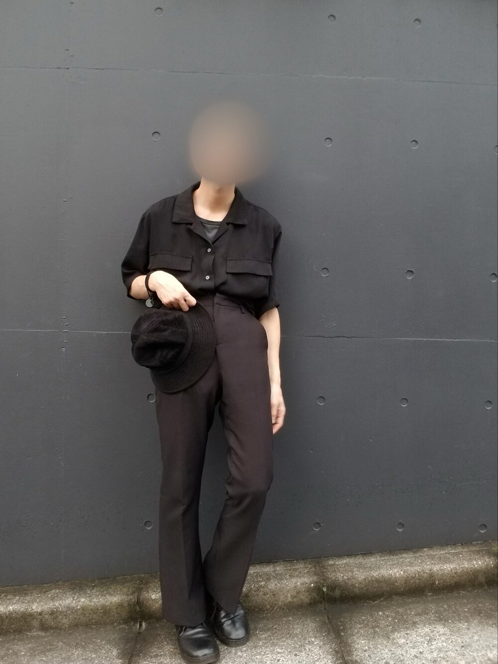 グレー系のタンクトップ、ブラック系のシャツ/ブラウス、ブラック系のスラックスを着用したメンズの夏コーディネートの3枚目の写真