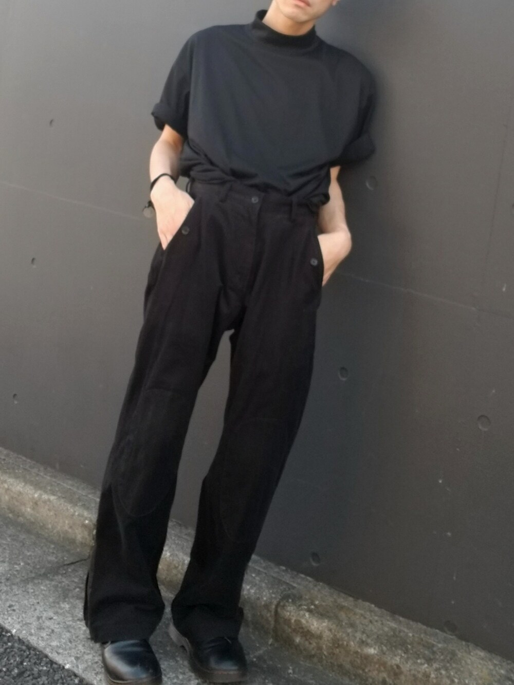 ブラック系のその他パンツ、ブラック系のローファー、ブラック系のニットキャップ/ビーニーを着用したメンズの秋コーディネートの2枚目の写真