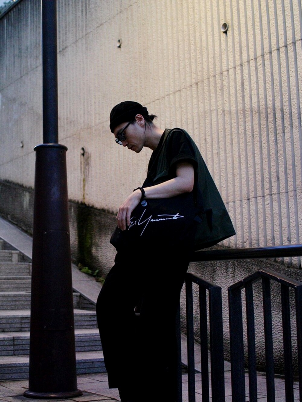 グリーン系のベスト、ブラック系のその他パンツ、ブラック系のローファーを着用したメンズの秋コーディネートの3枚目の写真