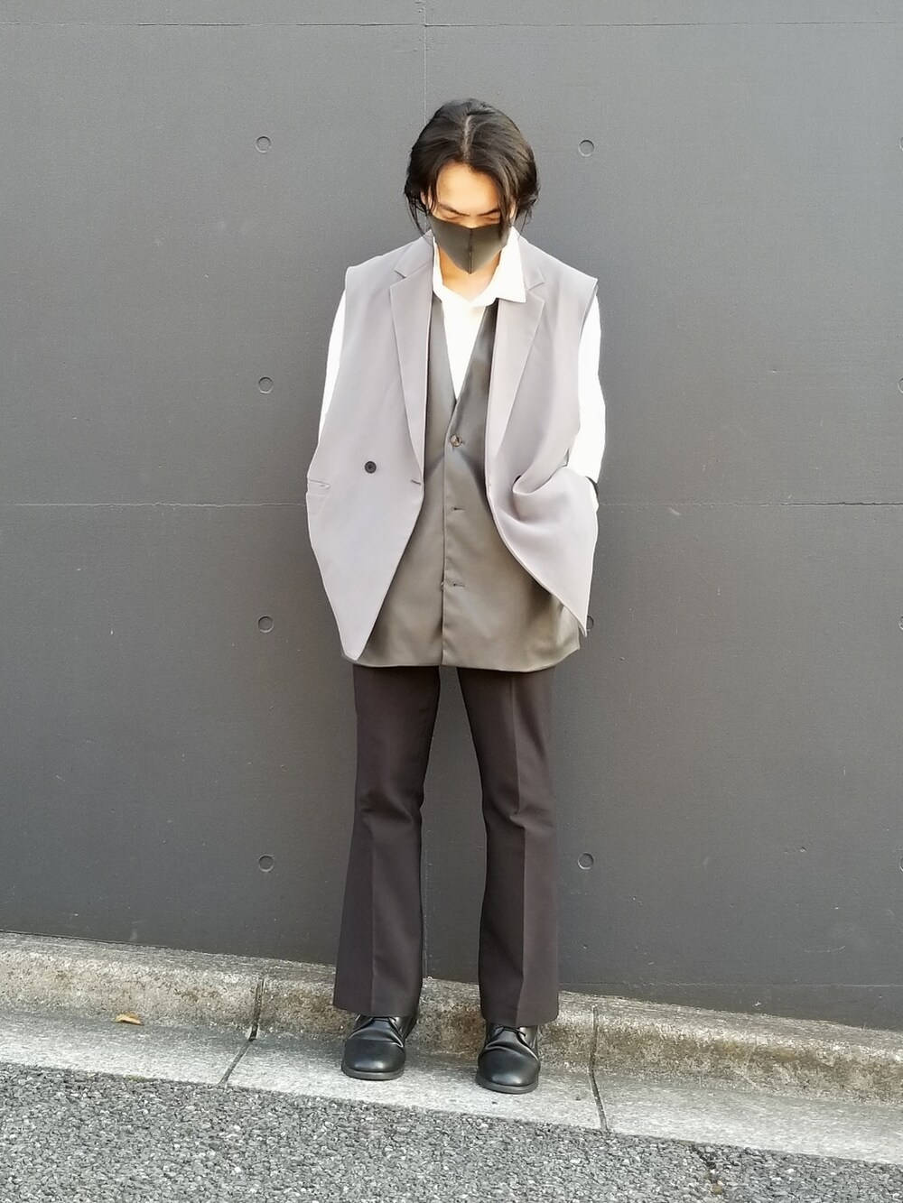 ブラック系のスラックス、ホワイト系のシャツ/ブラウス、グレー系のベストを着用したメンズの夏コーディネートの3枚目の写真